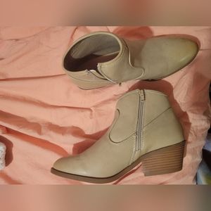 Tan booties S9